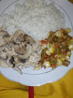 Una foto de Pollo con champiñones arroz y habichuela con maíz