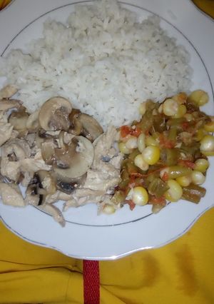 Una foto de Pollo con champiñones arroz y habichuela con maíz