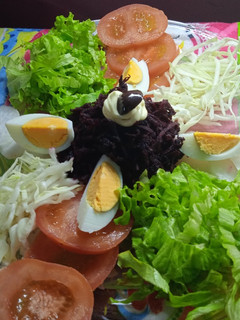 Una foto de Ensalada primaveral bien colorida 🍅🥚🍅🥚🍅🥚