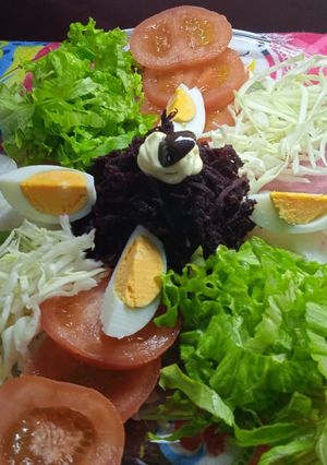 Una foto de Ensalada primaveral bien colorida 🍅🥚🍅🥚🍅🥚