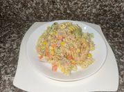 Una foto de ensalada de pasta con tornillos