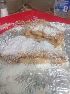 Una foto de Banana con lluvia de coco relleno de manjar