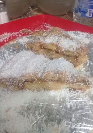 Una foto de Banana con lluvia de coco relleno de manjar