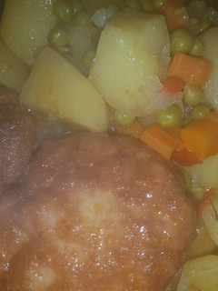 Una foto de Filetes rusos con salsita de verduras!!😋🍜🍴