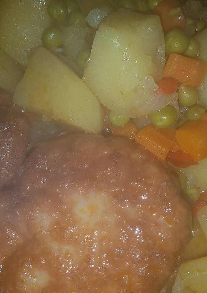Una foto de Filetes rusos con salsita de verduras!!😋🍜🍴