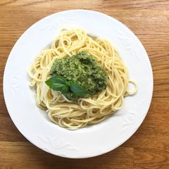 A picture of Pesto spaghetti with homemade pesto sauce (no garlic).