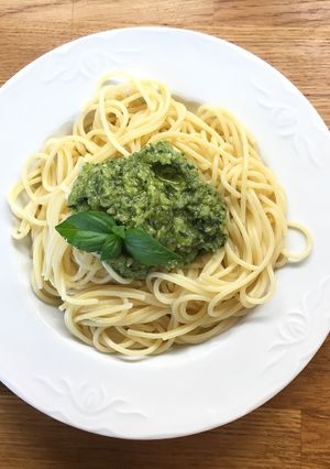 A picture of Pesto spaghetti with homemade pesto sauce (no garlic).