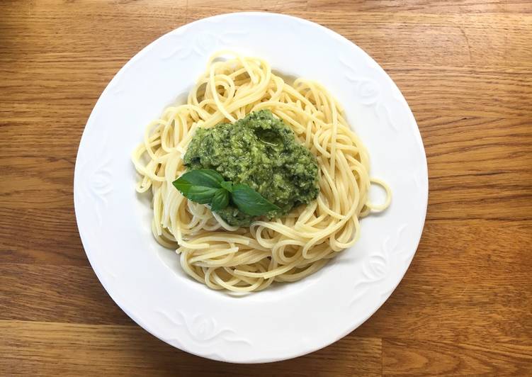 Pesto spaghetti with homemade pesto sauce (no garlic) Pesto spaghetti with homemade pesto sauce (no garlic)