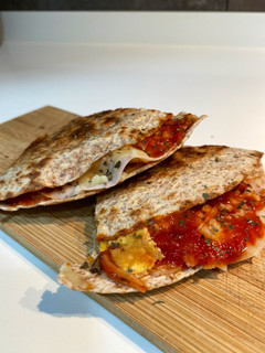 Una foto de Tortipizza integral con pavo y queso