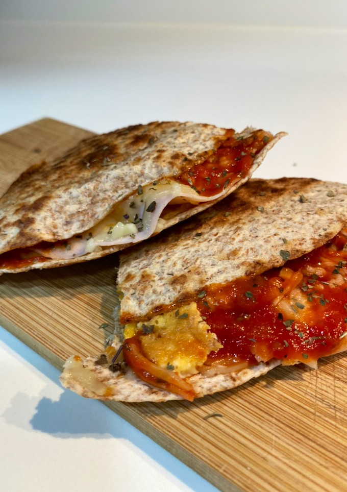 Una foto de Tortipizza integral con pavo y queso