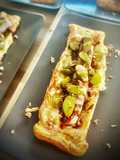 Hojadritos de bratwurst con pepinillos y cebolla frita
