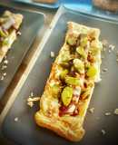 Hojadritos de bratwurst con pepinillos y cebolla frita