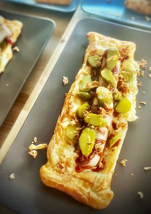 Una foto de Hojadritos de bratwurst con pepinillos y cebolla frita