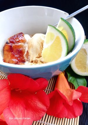 Une photo de Coupe glacée caramel au beurre salé et nectarine rôtie