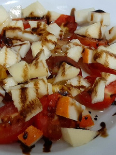 Una foto de Ensalada de tomate, queso y manzana