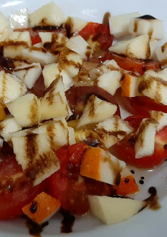 Una foto de Ensalada de tomate, queso y manzana