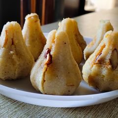 A picture of Rava modak.