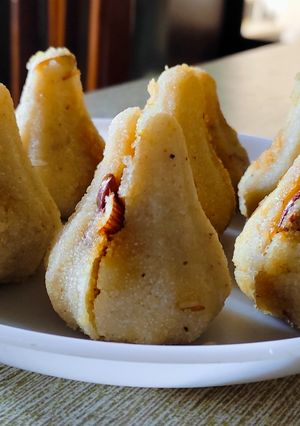 A picture of Rava modak.