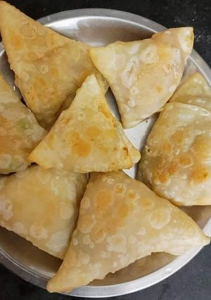 समोसे(samosa recipe in hindi) रेसिपी मुख्य फोटो