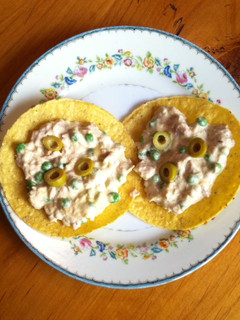 Una foto de Tostadas de atún con chícharos