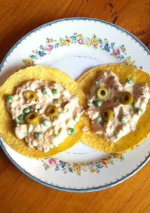 Una foto de Tostadas de atún con chícharos