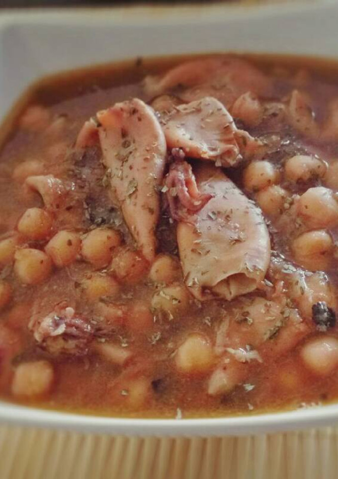 Una foto de Garbanzos con calamares "Crock Pot"