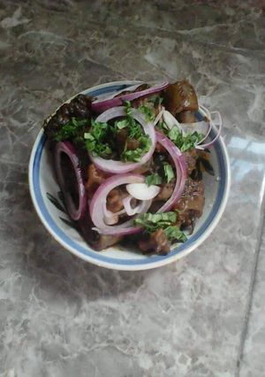 A picture of Pomo with utazi leaves.