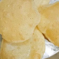 A picture of Bhature.