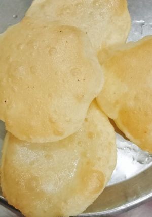 A picture of Bhature.