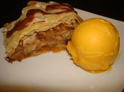 Una foto de hojaldre de manzana y canela