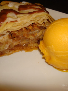 Una foto de STRUDEL DE MANZANA EN MASA DE FILO (HOJALDRE GRIEGO). JON STYLE