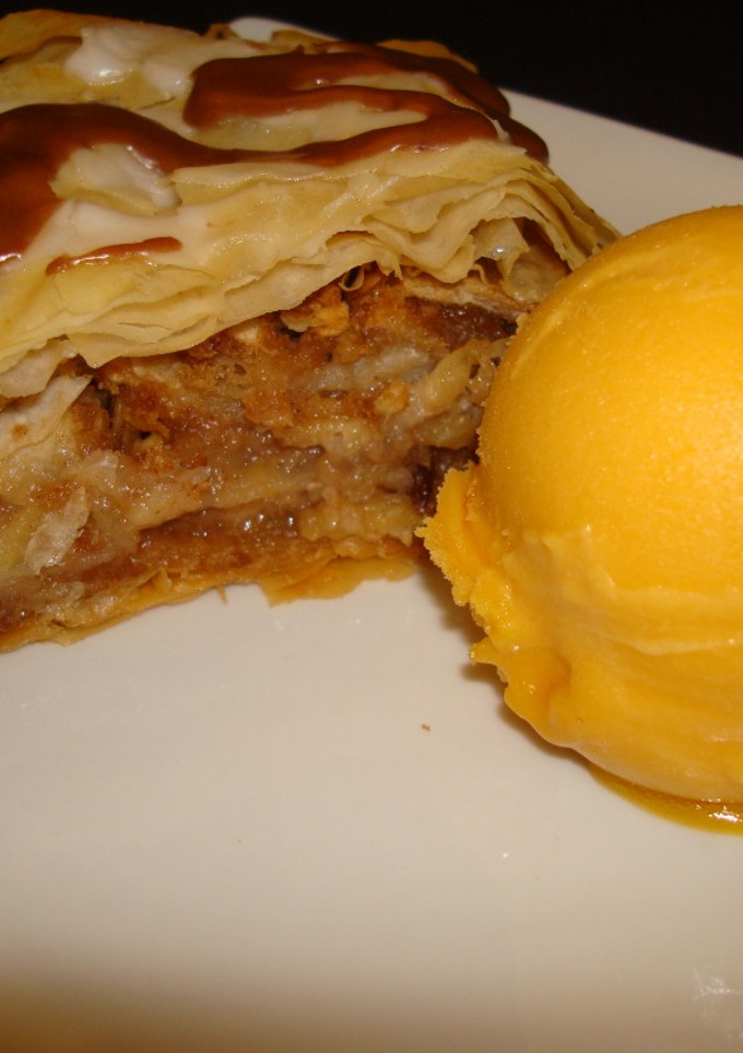 Una foto de STRUDEL DE MANZANA EN MASA DE FILO (HOJALDRE GRIEGO). JON STYLE
