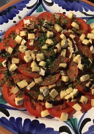 Une photo de Salade de tomates au bleu de Gers,persil et crème de balsamique
