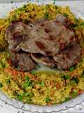 Chuletas de cabeza de cerdo y salteado Nasi Goreng vegetal