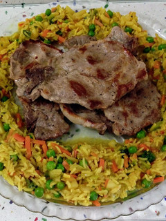 Una foto de Chuletas de cabeza de cerdo y salteado Nasi Goreng vegetal