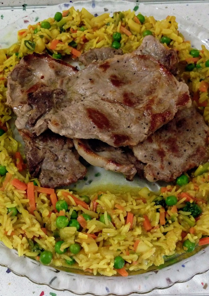 Una foto de Chuletas de cabeza de cerdo y salteado Nasi Goreng vegetal