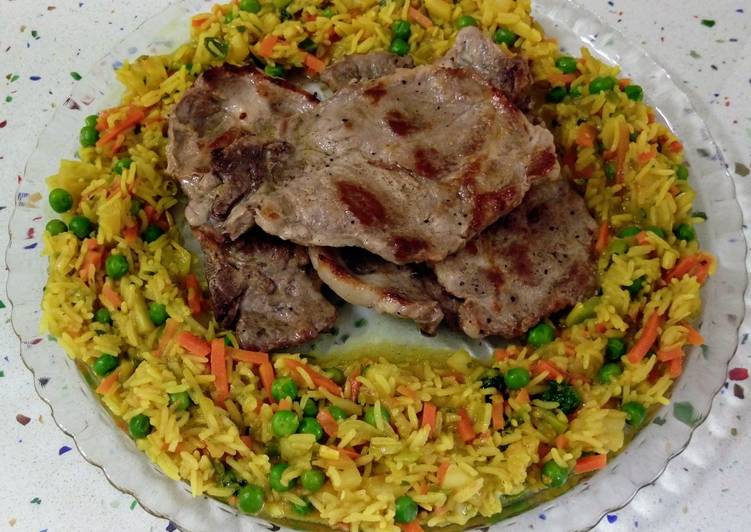 Chuletas de cabeza de cerdo y salteado Nasi Goreng vegetal
