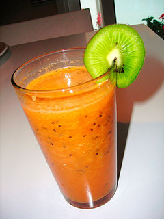 Una foto de Licuado de kiwis, zanahoria y manzana