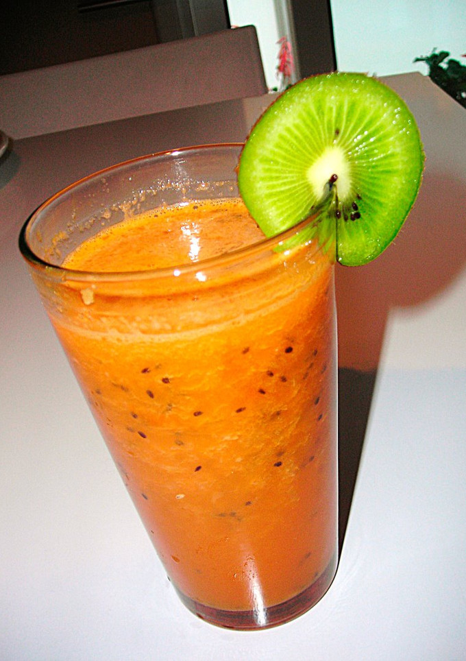 Una foto de Licuado de kiwis, zanahoria y manzana