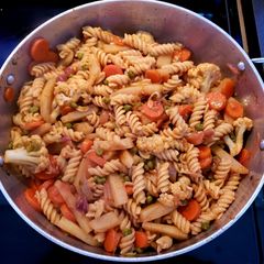 A picture of 10 people rotini pasta.