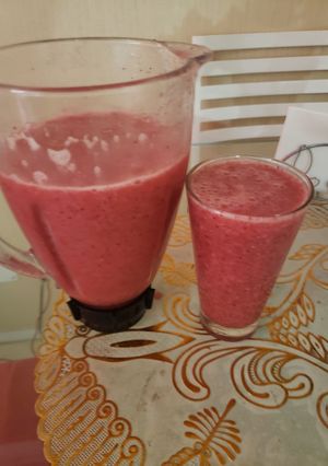 Una foto de Batido de fresa y banana 🍓🍌