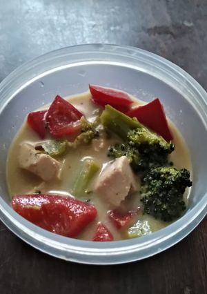 A picture of White Curry with Sausages and Vegetables.