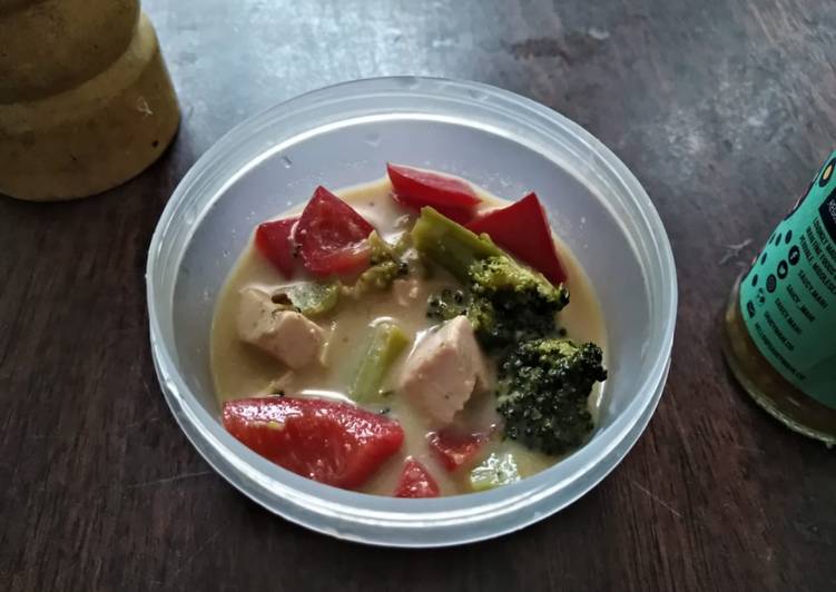 How to Prepare Recipe of White Curry with Sausages and Vegetables