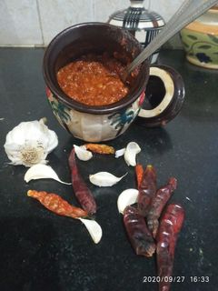 लहसुन और लाल मिर्च की मारवाड़ी चटनी(Garlic Or Red Mirch Chutney Recipe In Hindi) रेसिपी मुख्य फोटो
