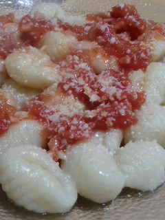 Una foto de Ñoquis de papa con salsa de tomate y panceta