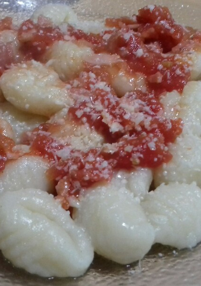 Una foto de Ñoquis de papa con salsa de tomate y panceta