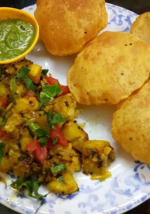 A picture of Masala Missi Puri with Aloo Pyaaz Sabji.