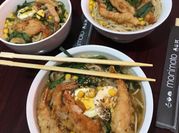 Una foto de ramen con tallarines