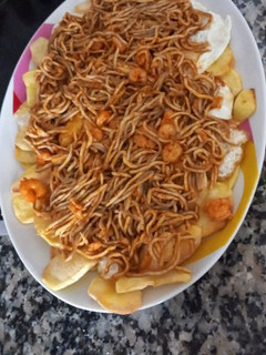 Una foto de Huevos rotos con gambas y gulas