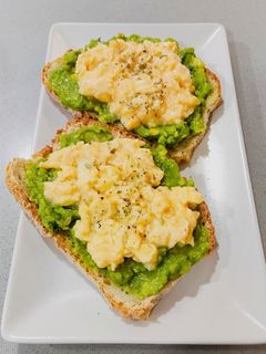 Foto de Pão com Abacate e Ovo Mexido